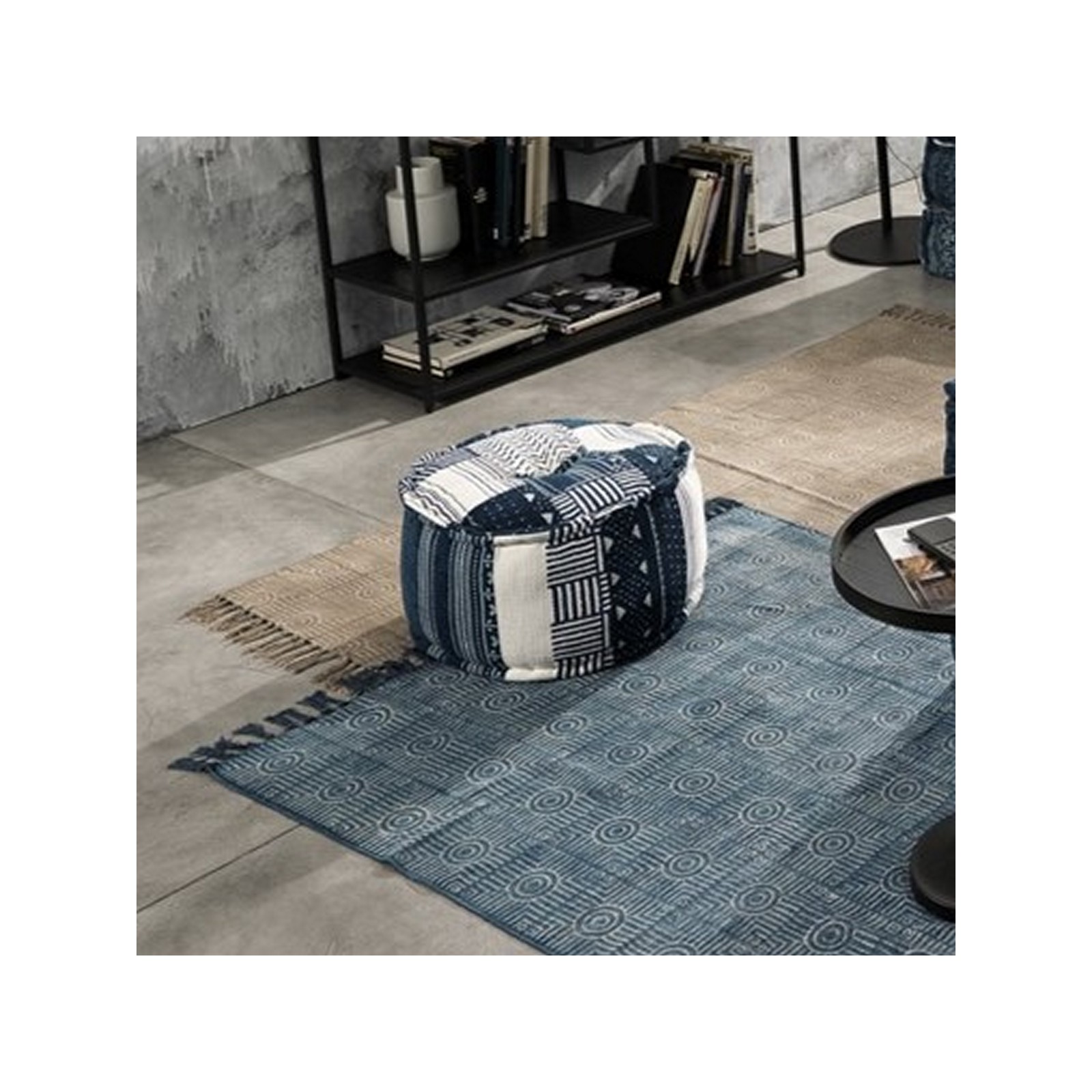 Pouf Rotondo Kamar 50 in Cotone Patchwork Bianco e Blu, d50xh30 cm