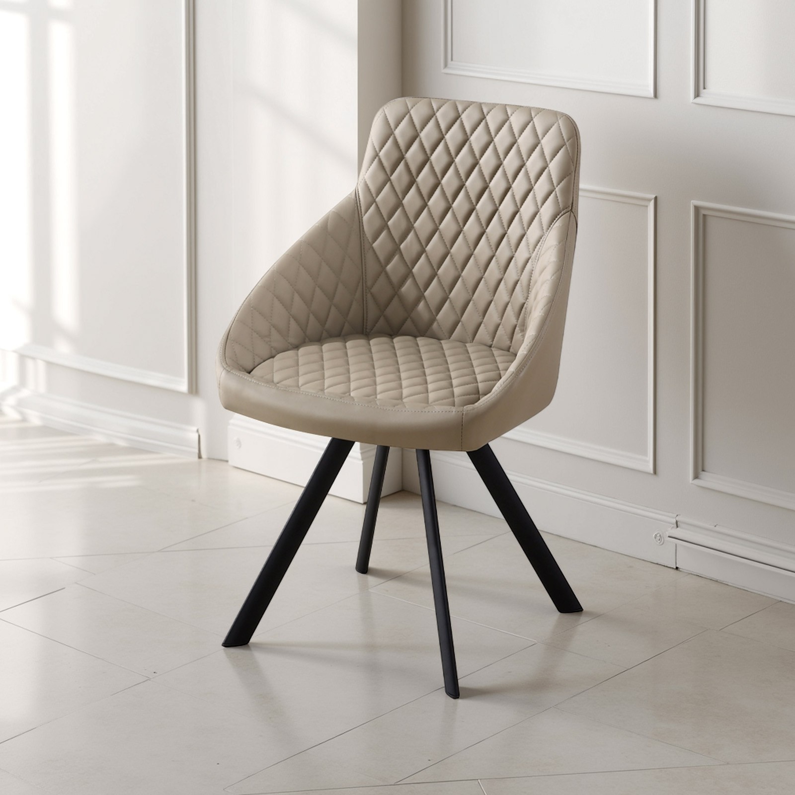 Sedia Imbottita Laiala Taupe in pelle sintetica Tortora e metallo nero opaco, 55x55xh87 cm