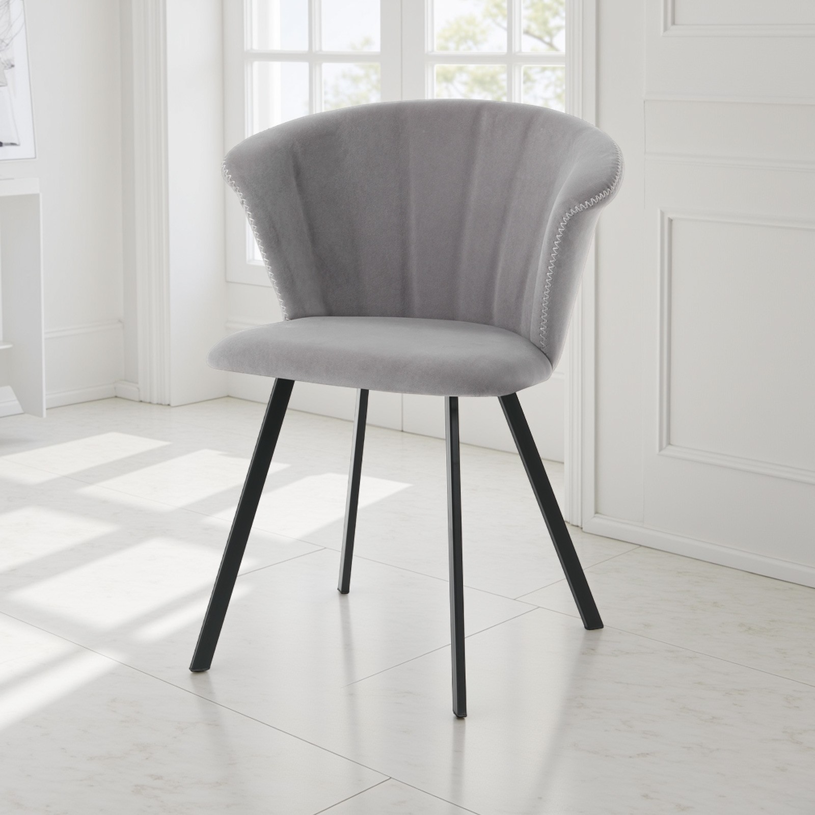 Sedia imbottita Aida Grey in microfibra effetto velluto Grigia e metallo Nero opaco, 62x56xh79 cm