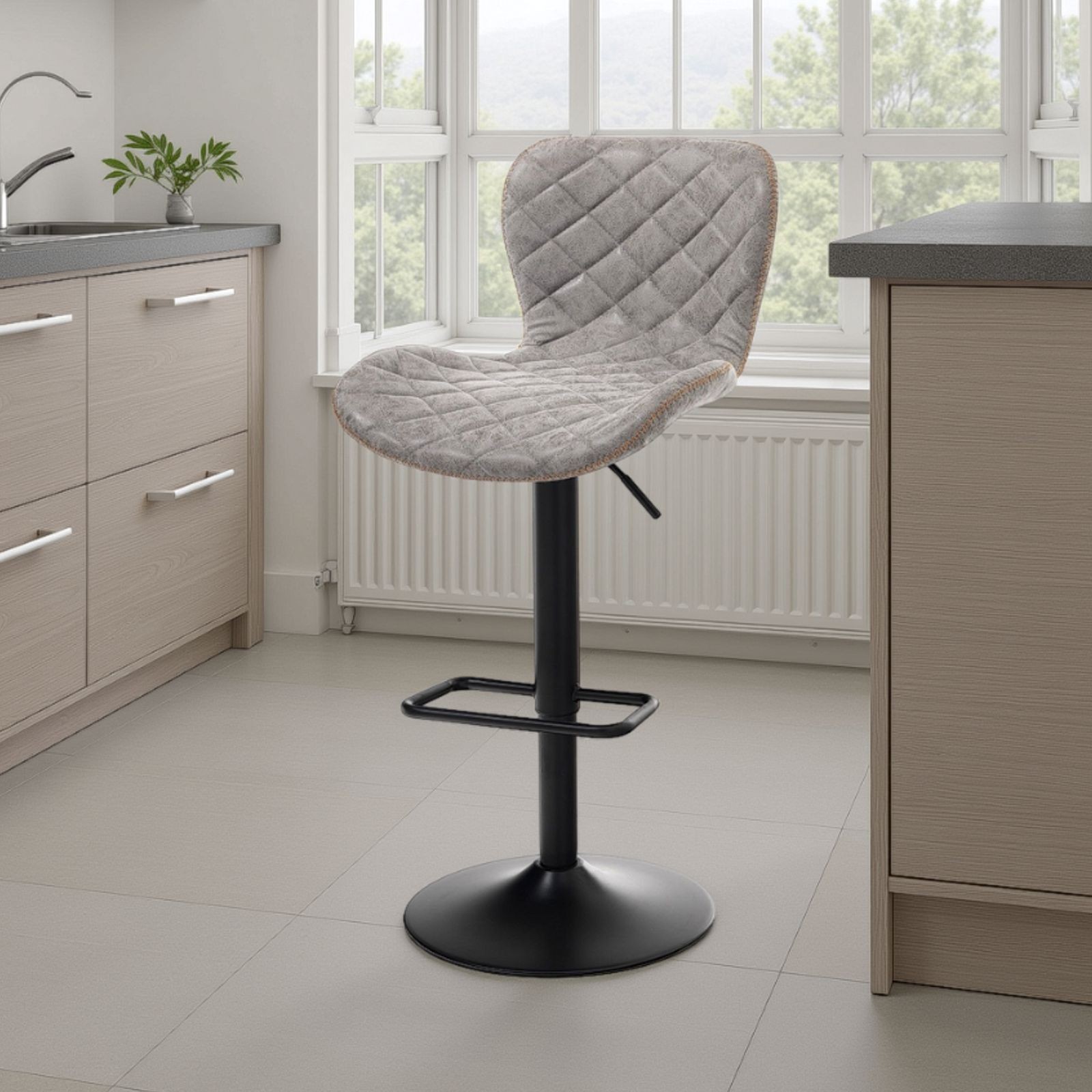 Sgabello Regolabile Bar Lily in pelle sintetica effetto invecchiato Grigio e metallo Nero opaco, 48x55xh87-107 cm