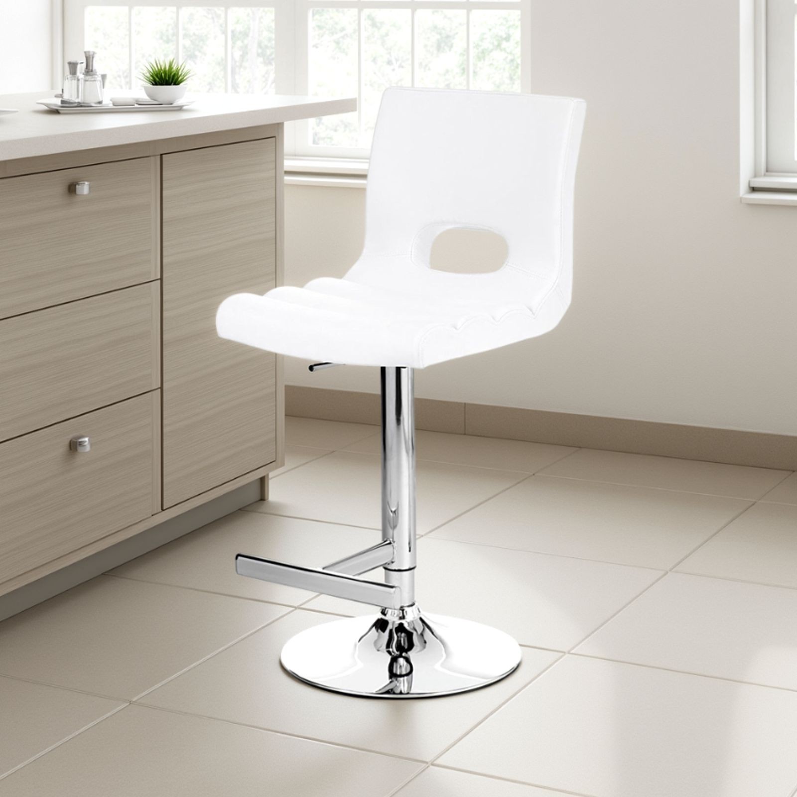 Sgabello Regolabile Nora in Pelle Sintetica Bianca e Metallo Cromato, 40x53xh95-115 cm