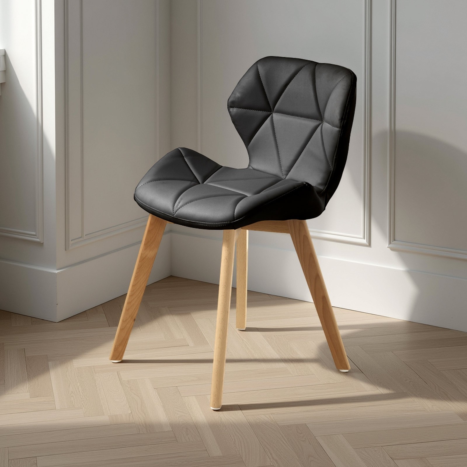 Sedia Ursula Black in pelle sintetica Nera e legno massello finitura Rovere, 48x55xh77 cm