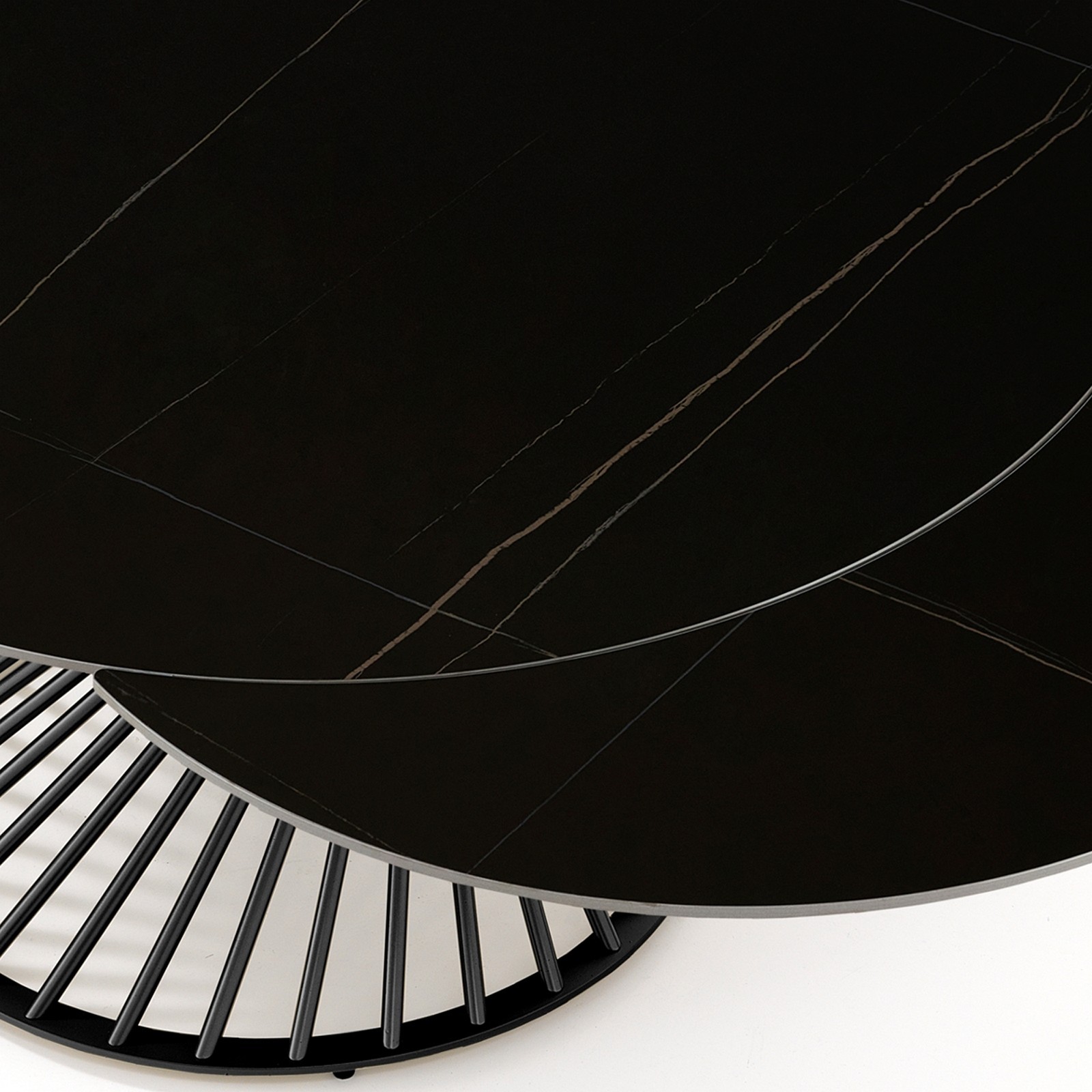 Tavolo allungabile CICLON MARMO NERO  basamento metallo Grigio piano ceramica finitura marmo Nero cm H75 diametro cm 120/180