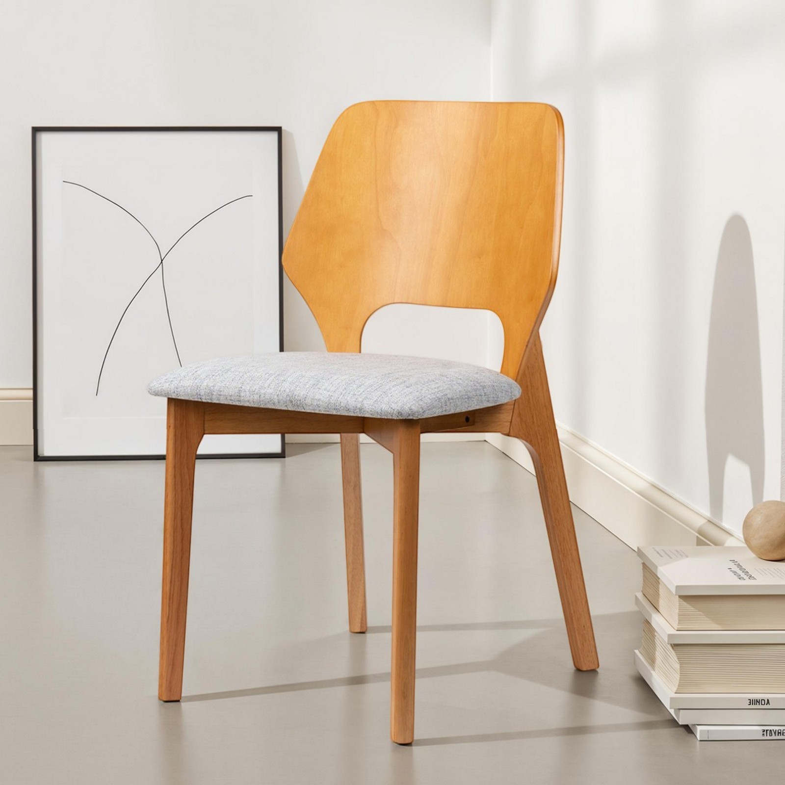 Sedia MAYRA ROVERE in legno massello Rovere, seduta imbottita in tessuto Grigio chiaro, H84 L48 P55 cm