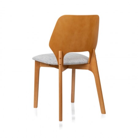 Sedia MAYRA ROVERE in legno massello Rovere, seduta imbottita in tessuto Grigio chiaro, H84 L48 P55 cm