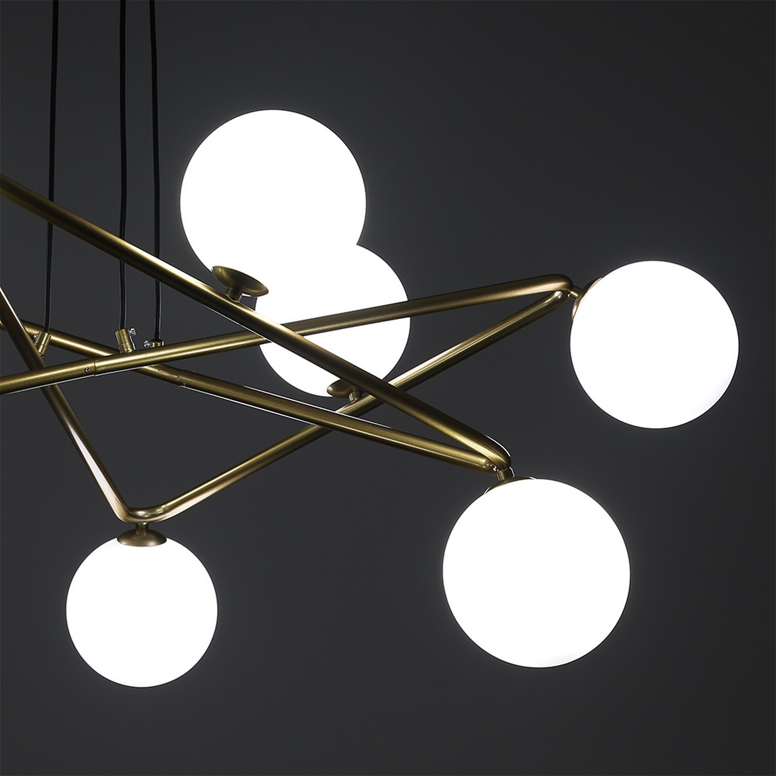 Lampadario Ross in Metallo verniciato Ottone opaco e sfere in Vetro Bianco opaco con cavo regolabile, 110x110 h43 cm