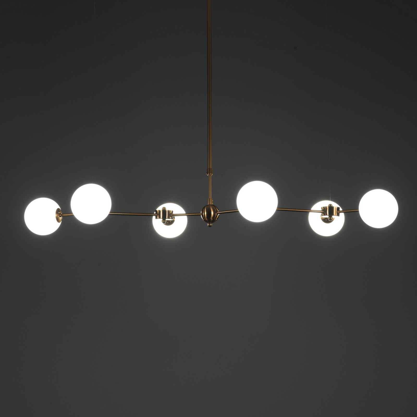 Lampadario Ciakko in Metallo verniciato Ottone opaco e sfere in Vetro Bianco opaco, 120x68 h90-150 cm