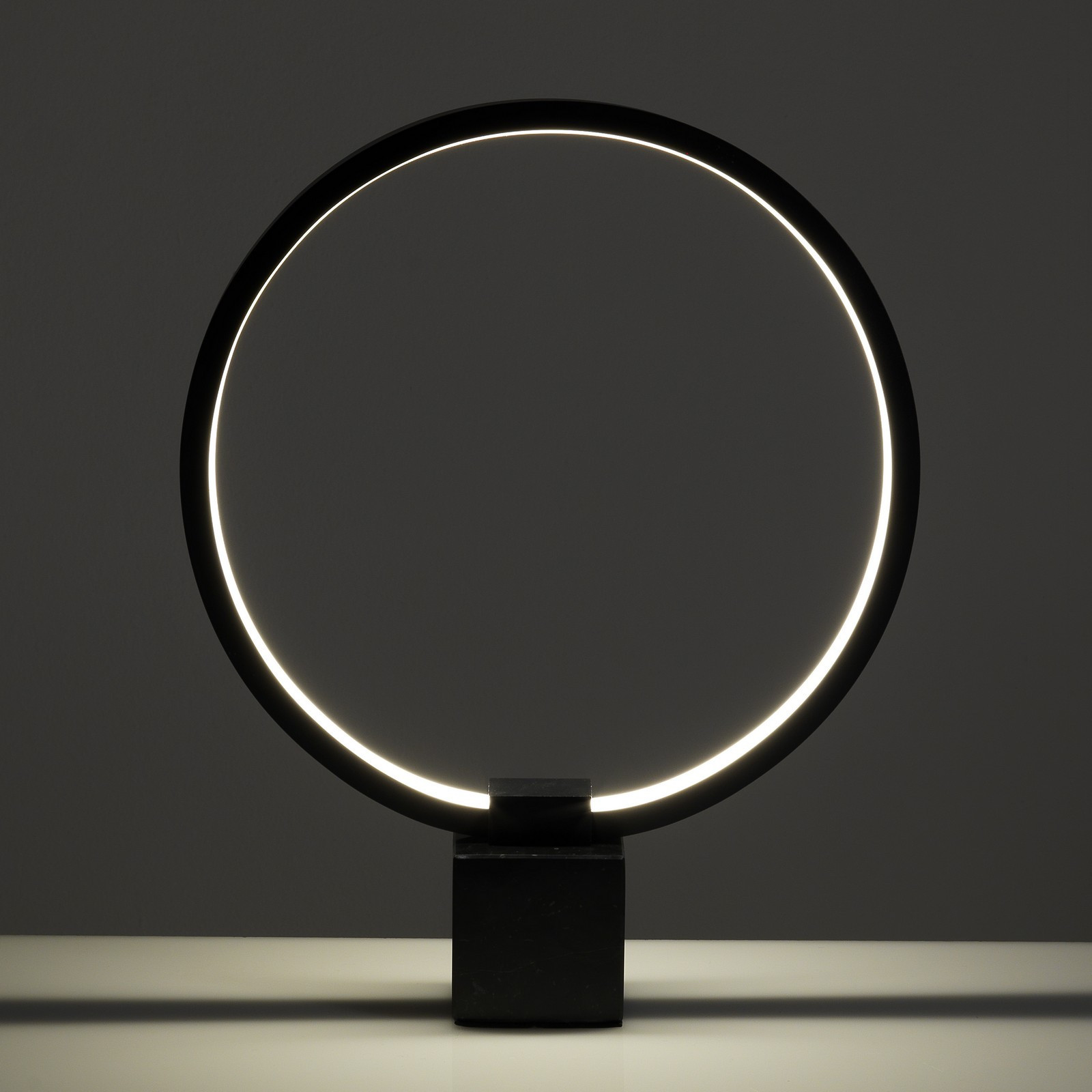 Lampada da Tavolo LED Holes in Metallo verniciato Nero opaco con base in Marmo Nero, 30x7 h37 cm