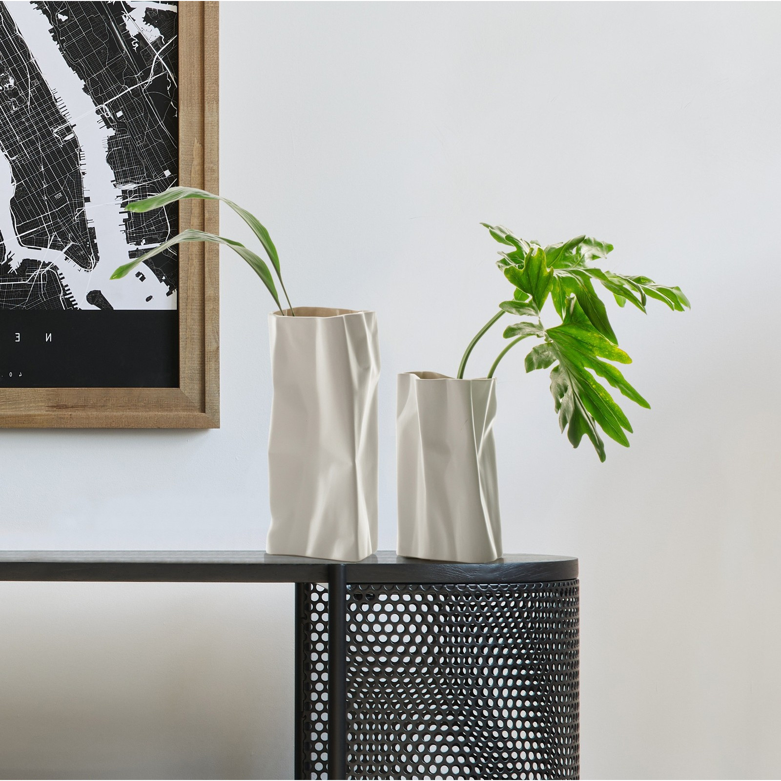 Vaso KAOS MEDIUM WHITE in ceramica colore bianco finitura opaca, 15x17x33 cm