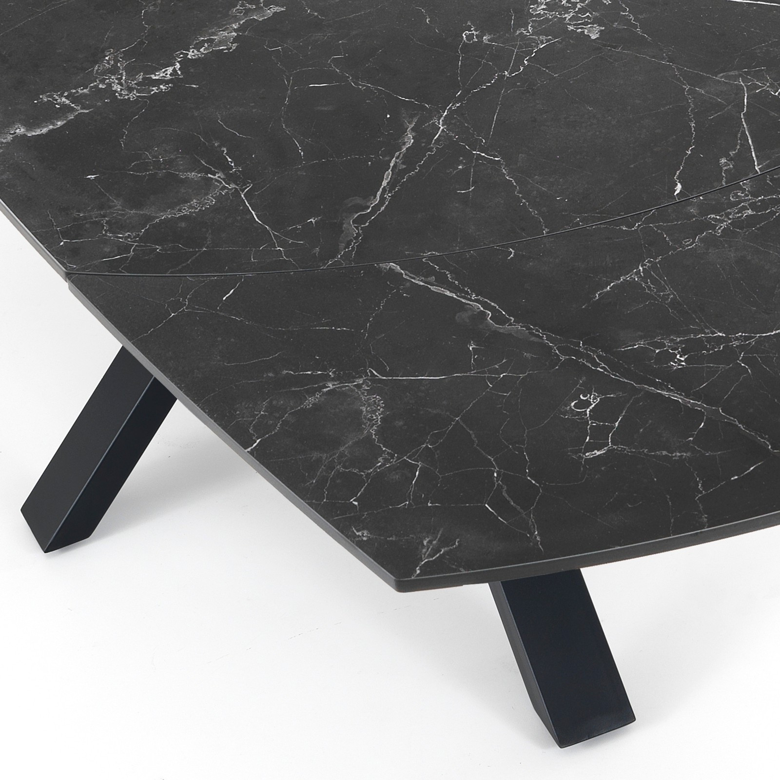 Tavolo Allungabile in ceramica MEGGY BLACK MARBLE finitura Top Marmo Nero opaco e base in acciaio Nero opaco, 140-210 x 90 cm